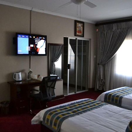 Triple Palms Bed And Breakfast Gaborone Buitenkant foto