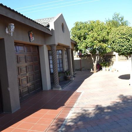 Triple Palms Bed And Breakfast Gaborone Buitenkant foto