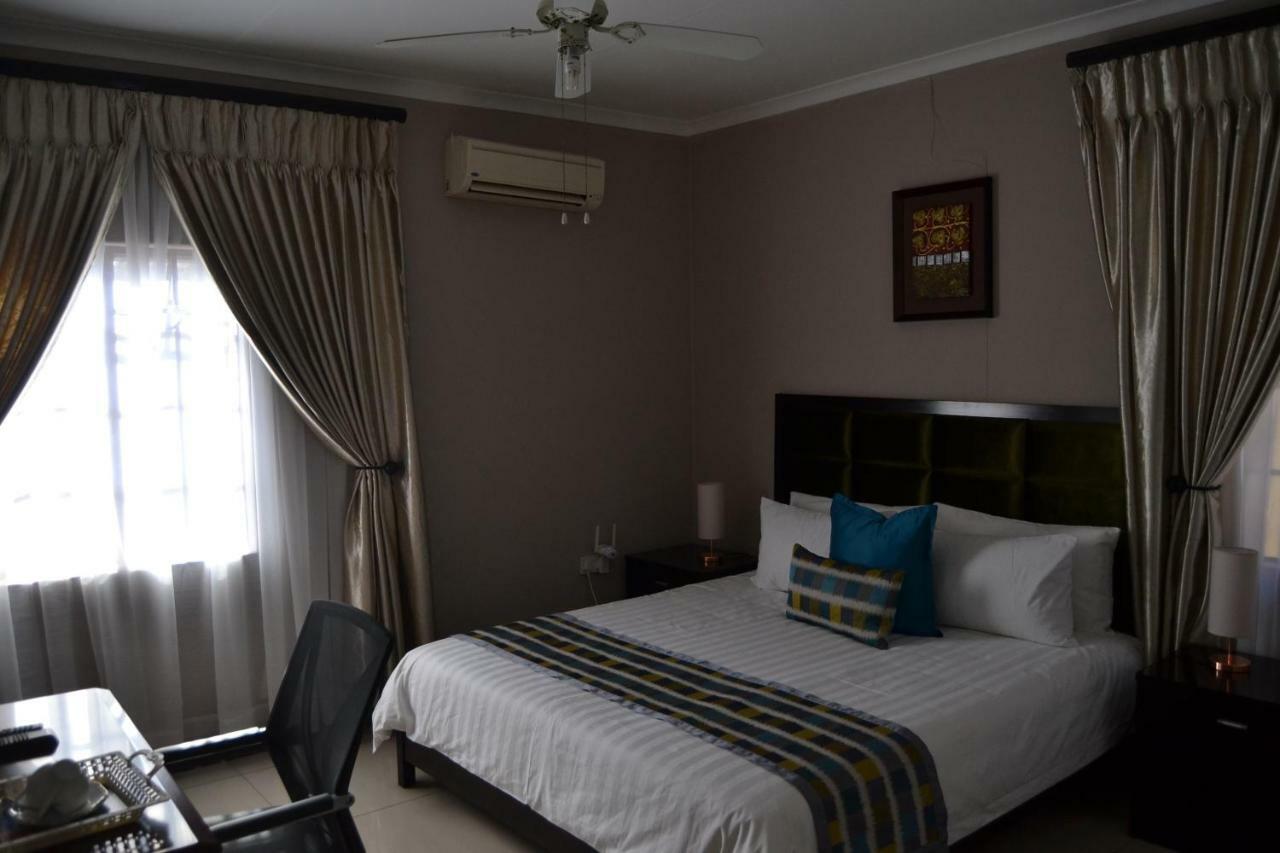 Triple Palms Bed And Breakfast Gaborone Buitenkant foto