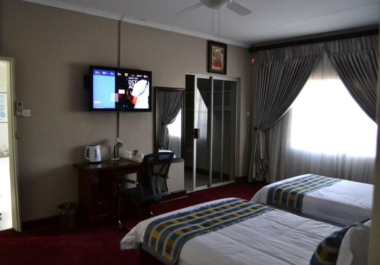 Triple Palms Bed And Breakfast Gaborone Buitenkant foto