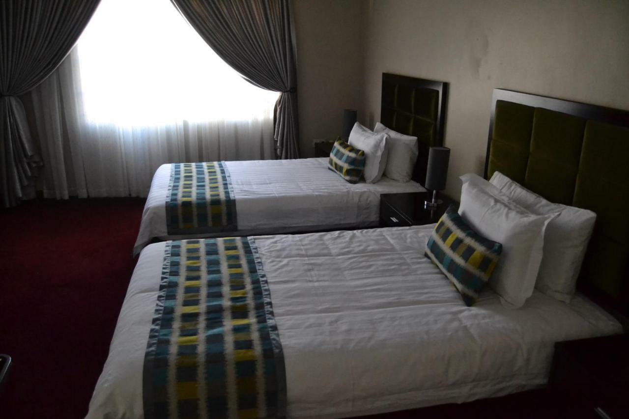 Triple Palms Bed And Breakfast Gaborone Buitenkant foto