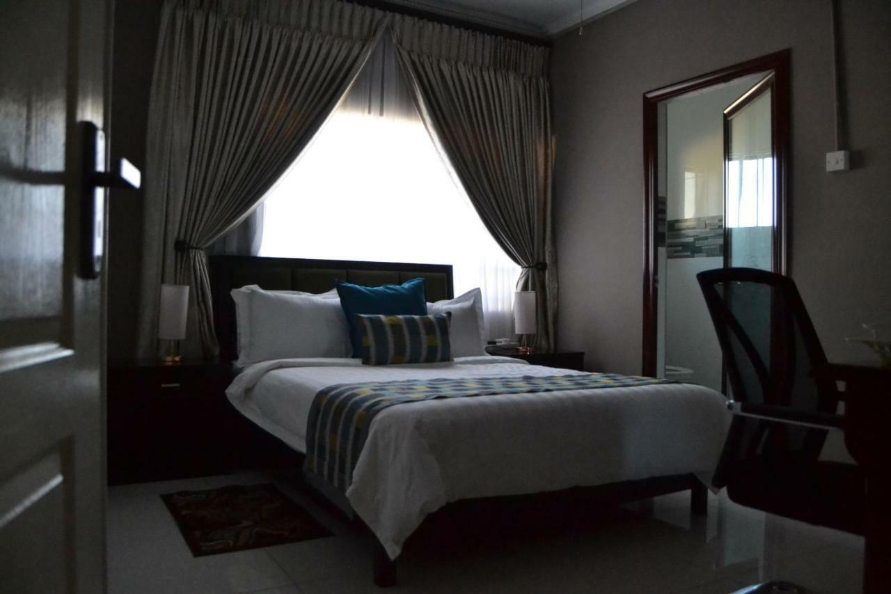 Triple Palms Bed And Breakfast Gaborone Buitenkant foto