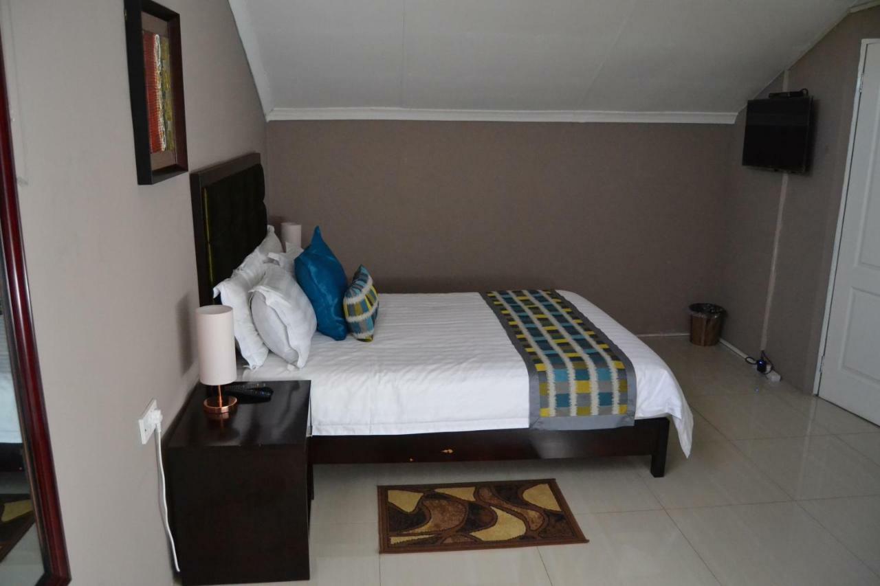 Triple Palms Bed And Breakfast Gaborone Buitenkant foto